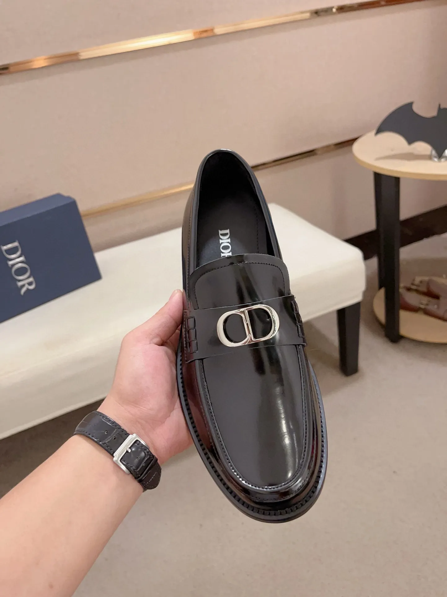 Men's shoes 💰: 560💰 High-end version of Dior Dior's new series. Famous actors and internet celebrities wear super popular designs. The sculptures of French artist Niki de Saint Phalle are designed as rings. Material: Imported original material ➕Painted cowhide Foot pads: cowhide Outsole: Rubber outsole Men's shoe size: 38~44 Can be customized to size 45
